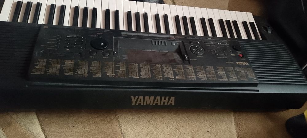 ямаха синтезатор привезений з німеччини в дуже  збережений  все робить