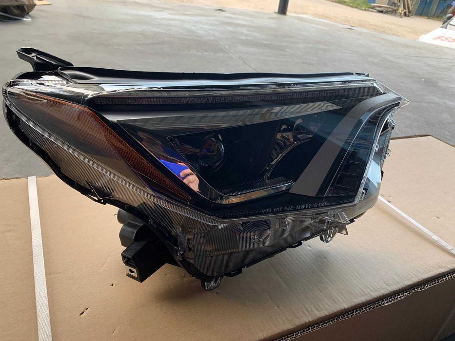 TOYOTA RAV 4 Фара правая 2016 2017 2018  81110-0R080