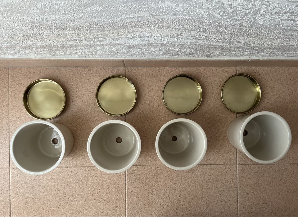 Conjunto de 4 Vasos Decorativos em Cerâmica com Base Dourada