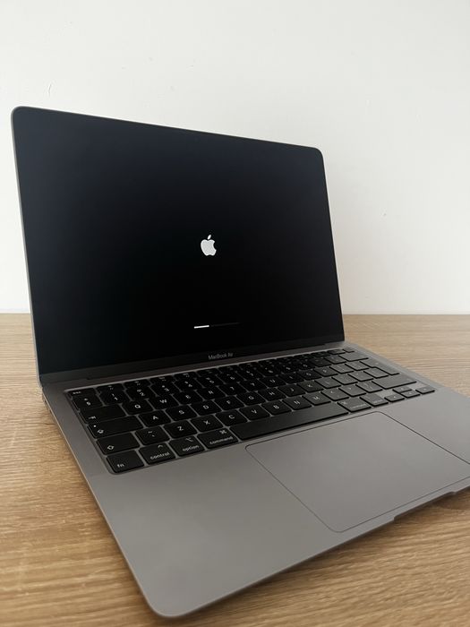 MacBook Air 13” Retina (2020) – i3 / 8 GB RAM