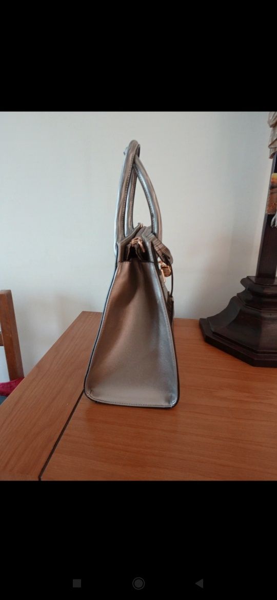 Bolsa de alças prateada