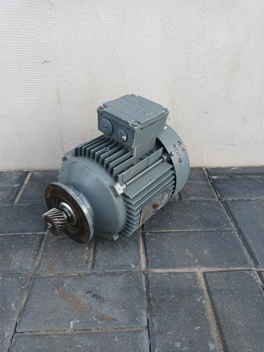 Silnik elektryczny SEW do przekładni.  1,1kw. 1400obr. R27 DT90S4