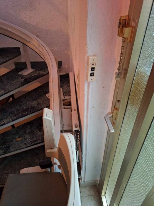 Krzesełko przyschodowe 
Krzesełko przyschodowe montowana przy s