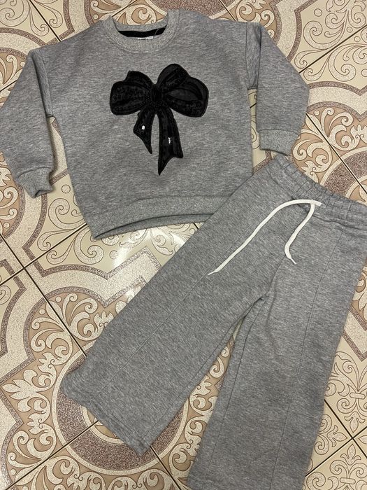 Яскравий костюм на дівчинку