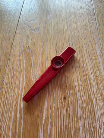 Czerwony metalowy kazoo