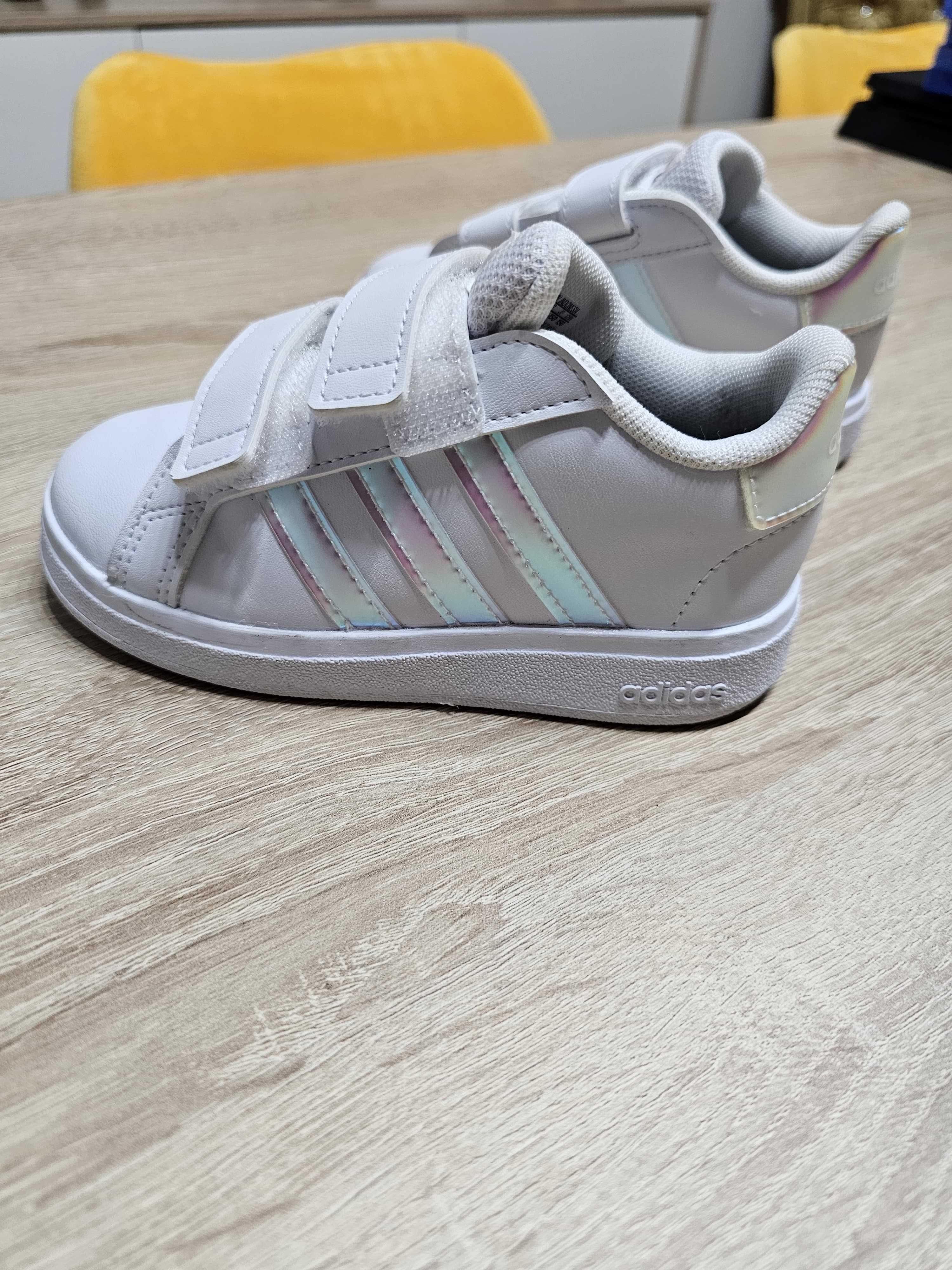 Tênis de menina adidas tam.25 novos