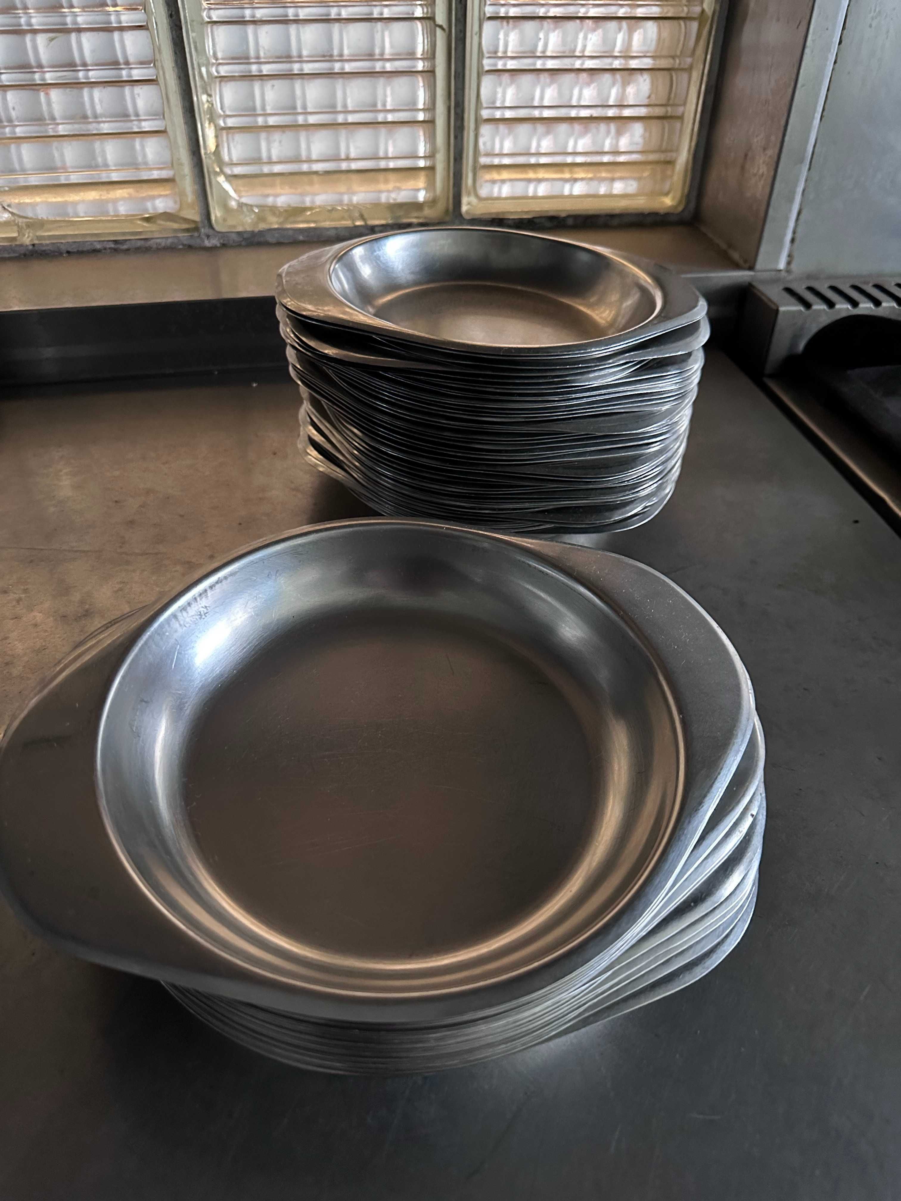 Pratos e taças em aço inox.