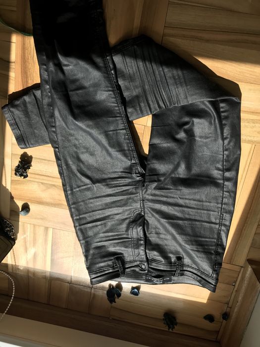 Czarne skorzane woskowane spodnie stradivarius 38