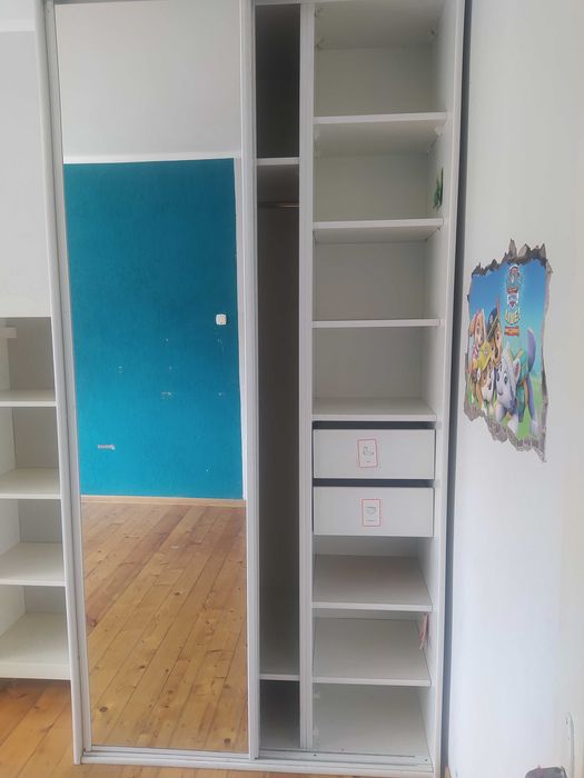 Duża szafa przesuwna z lustrami