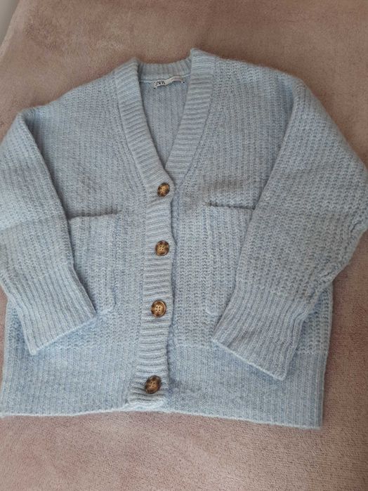 Kardigan Zara w kolorze niebieskim.