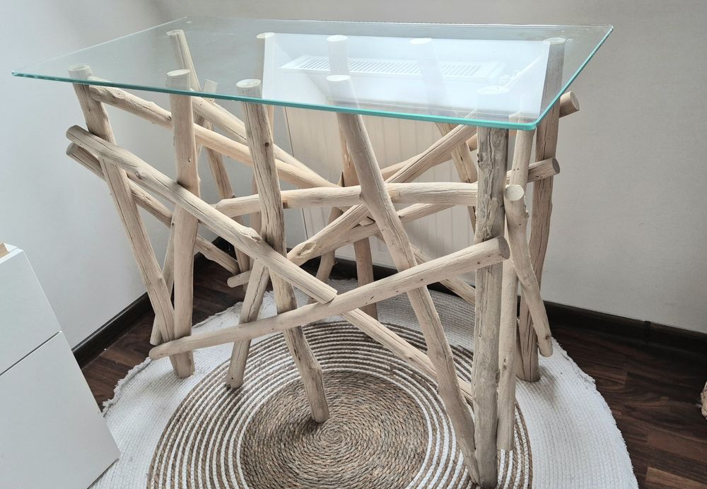 Konsola z wysokiej jakości  drewna z blatem ze  szkła