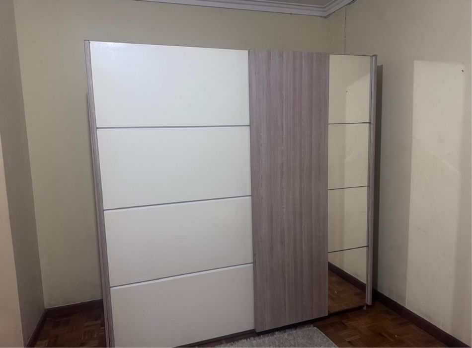 Guarda fatos  portas de correr com espelho, moderno e bom estado