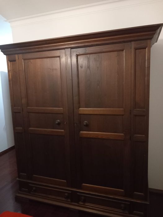 Roupeiro em madeira maciça