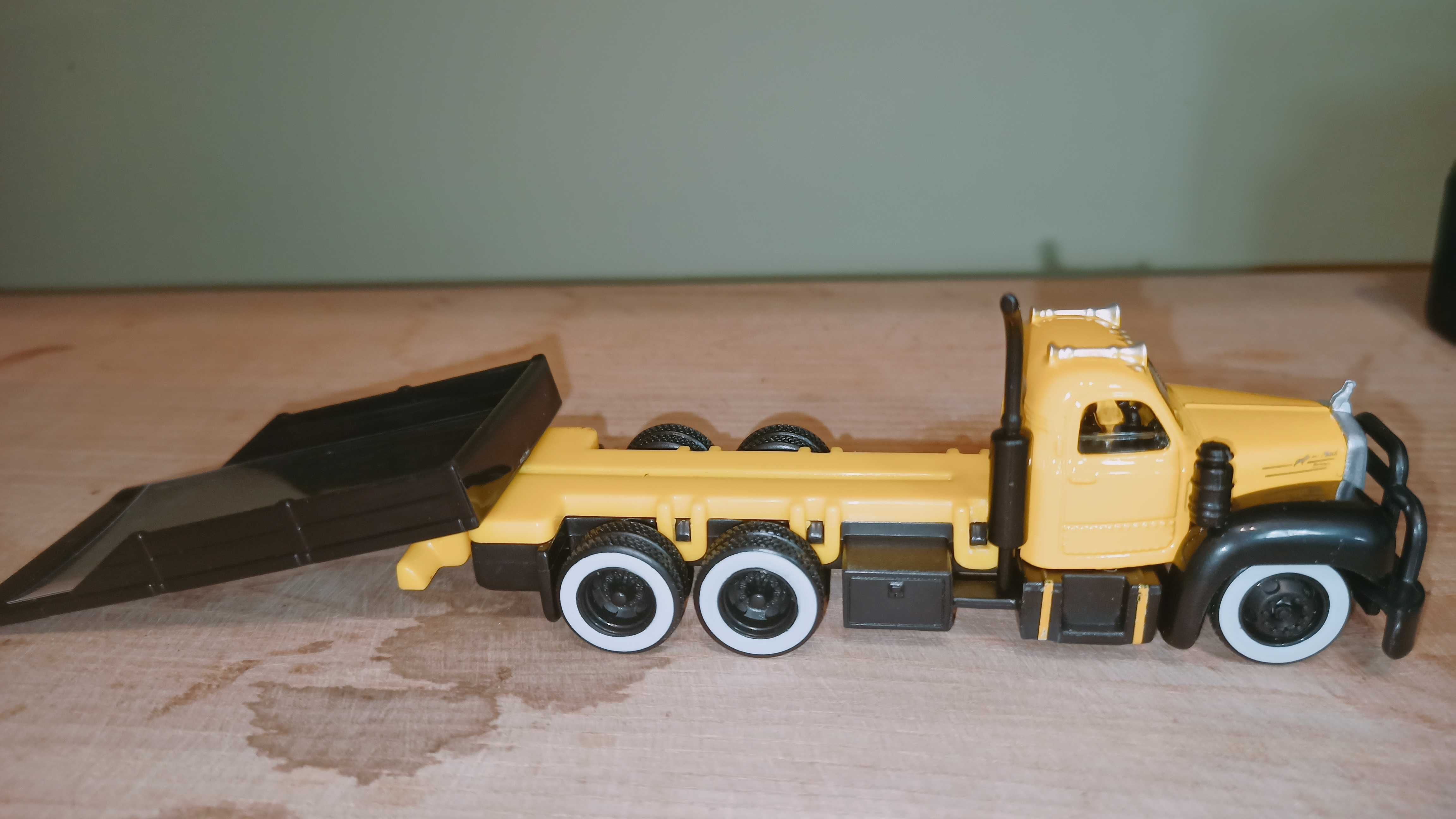 Maisto – 1:64 1953 Mack B-61 з плоским кузовом / 1965 Ford Mustang