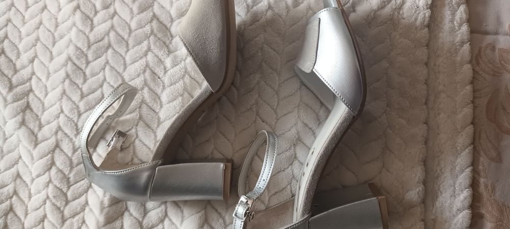 Sandálias em pele prateadas NOVAS