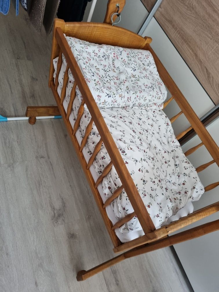Kołyska drewniana dla dziecka