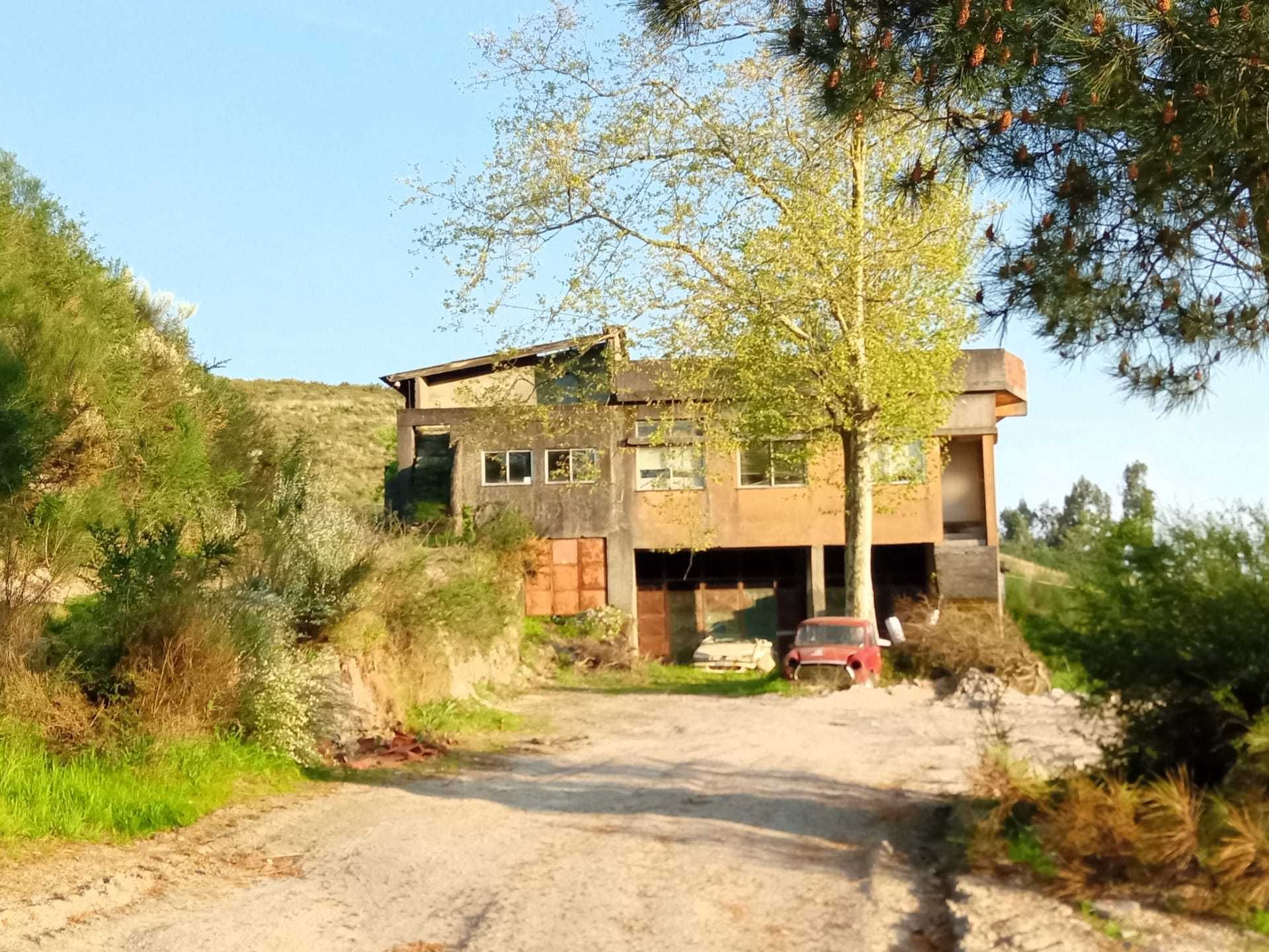 Casa geminada com 10 quartos e 5 casas de banho, para restaurar