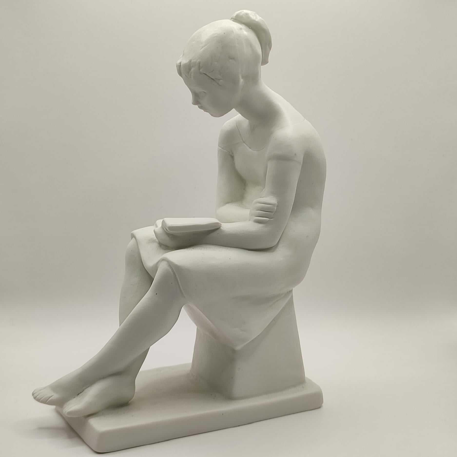 Figurka - Kobieta czytająca książkę - sygnowana Wallendorf