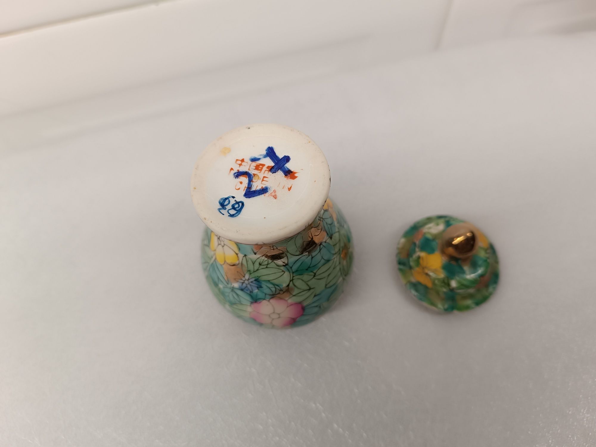 Pote Porcelana Oriental. Pintado à mão. 12 cm