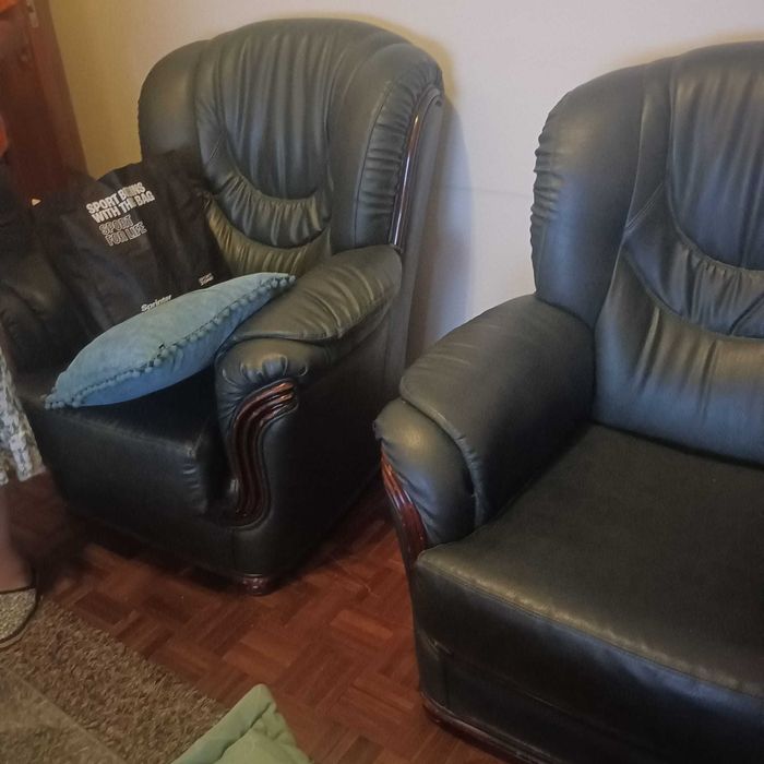 3 sofás em boas condições