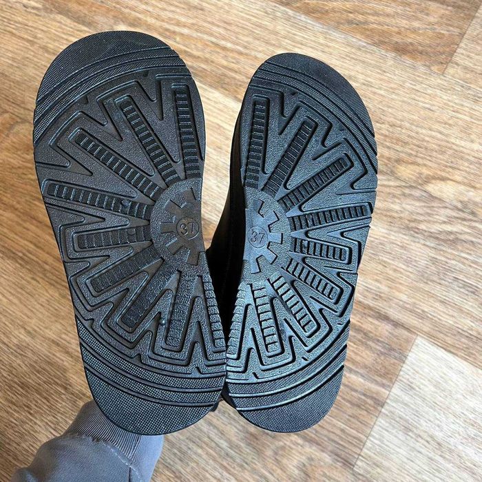 Уги жіночі чорні на товстій підошві