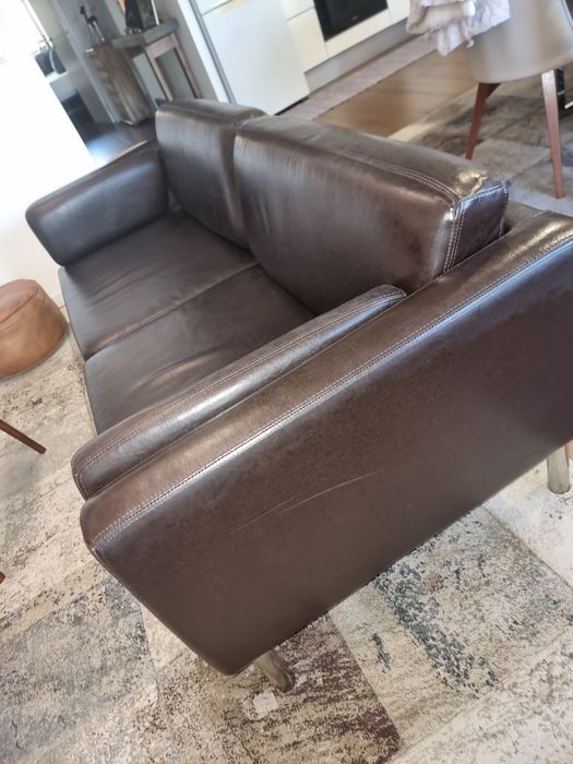 Sofá pele castanho escuro 3 lugares