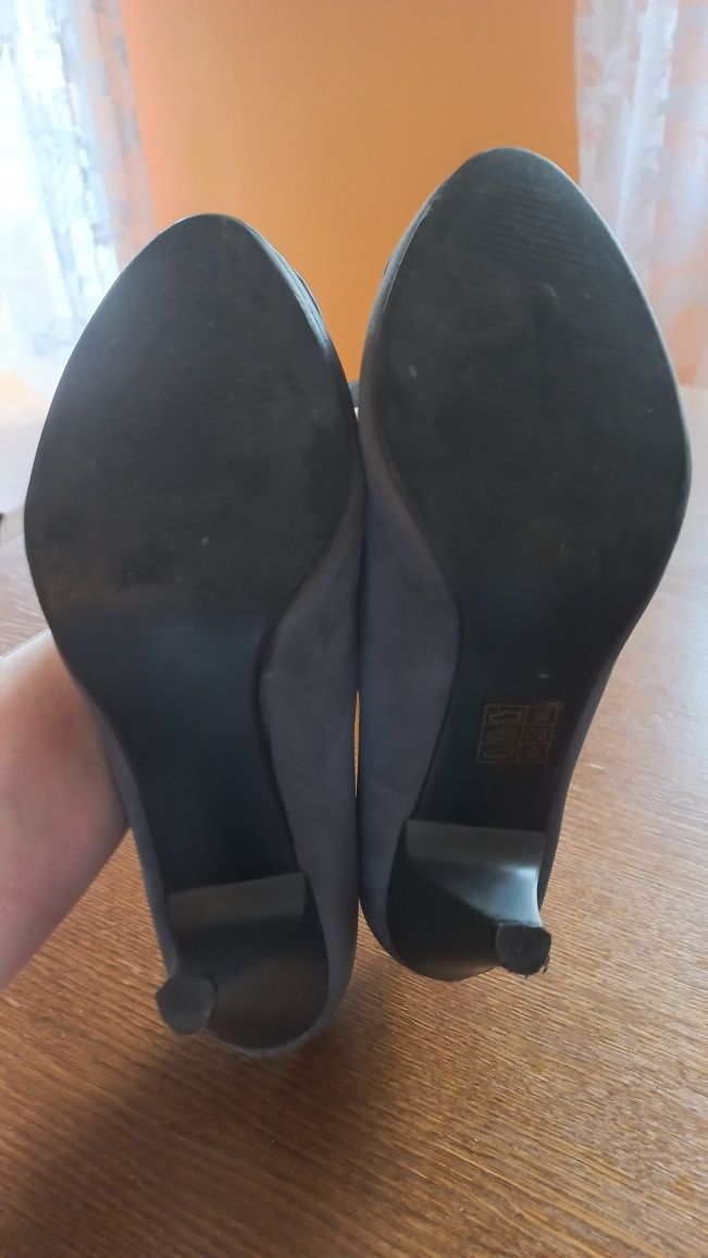 Buty na obcasie 38