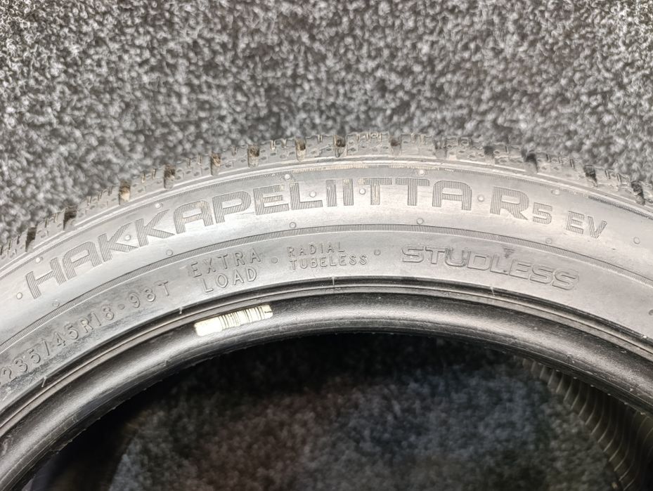 235/45R18 Nokian Hakkapeliitta R5 EV