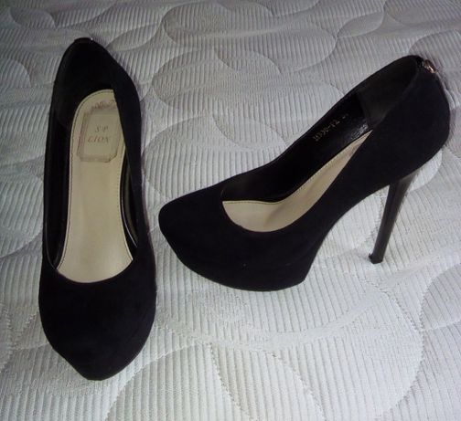 Продам замшевые женские туфли 36 размер