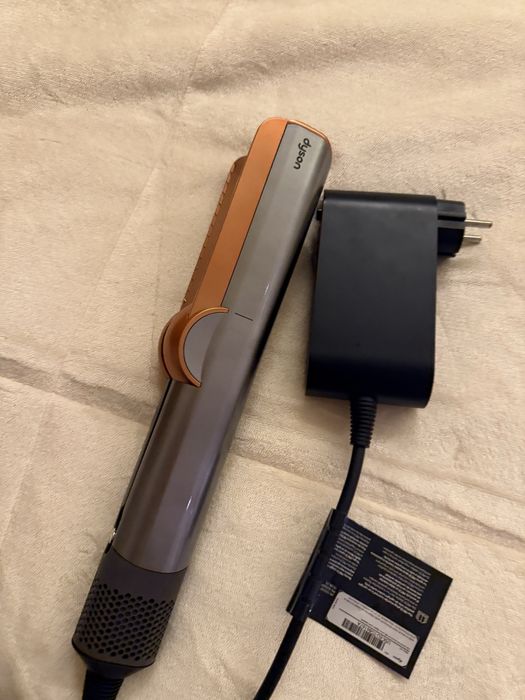 Dyson Airstrait - cinzento e laranja