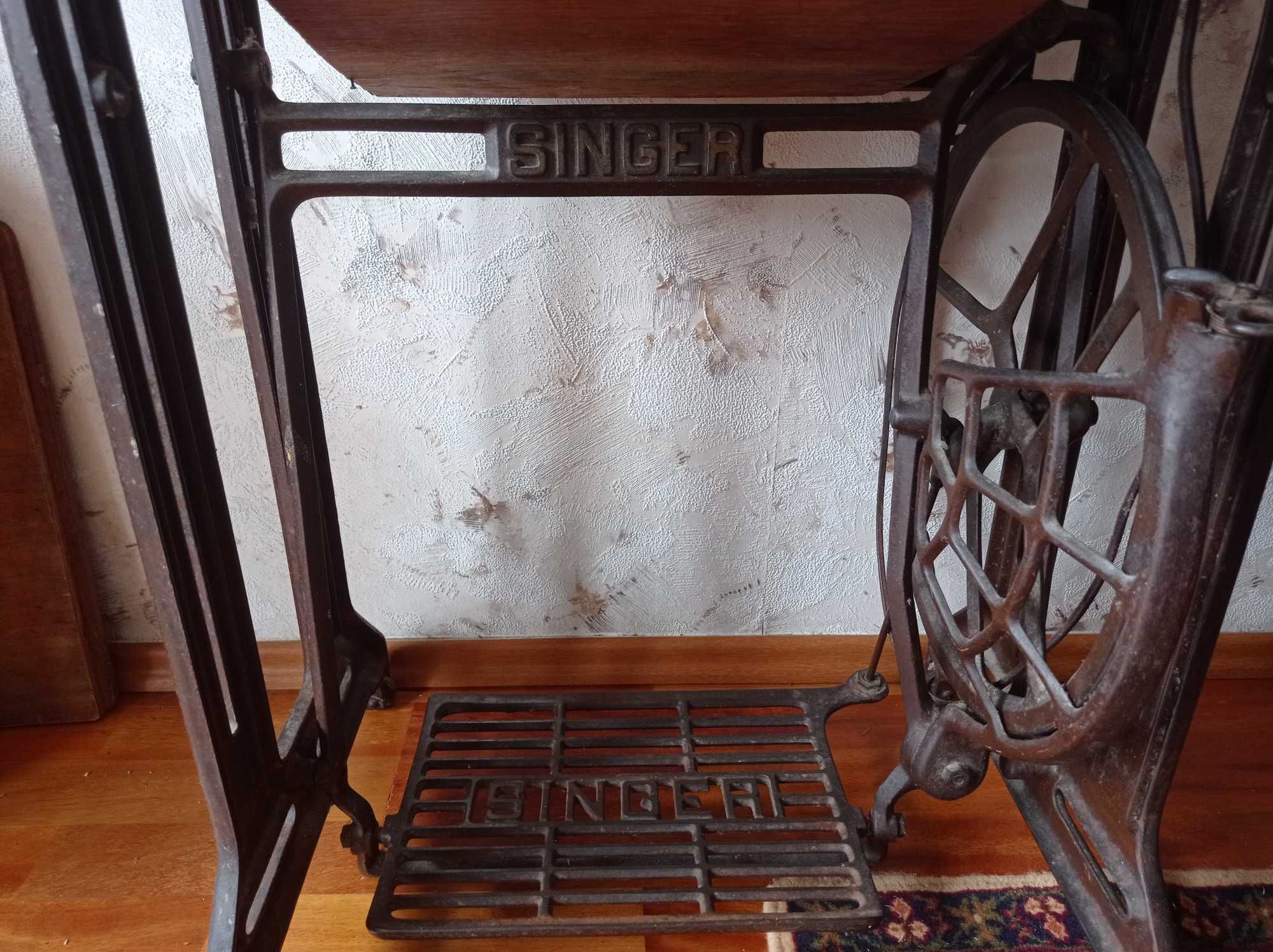 Maszyna do szycia SINGER ze stolikiem, chowana z 1906 r.