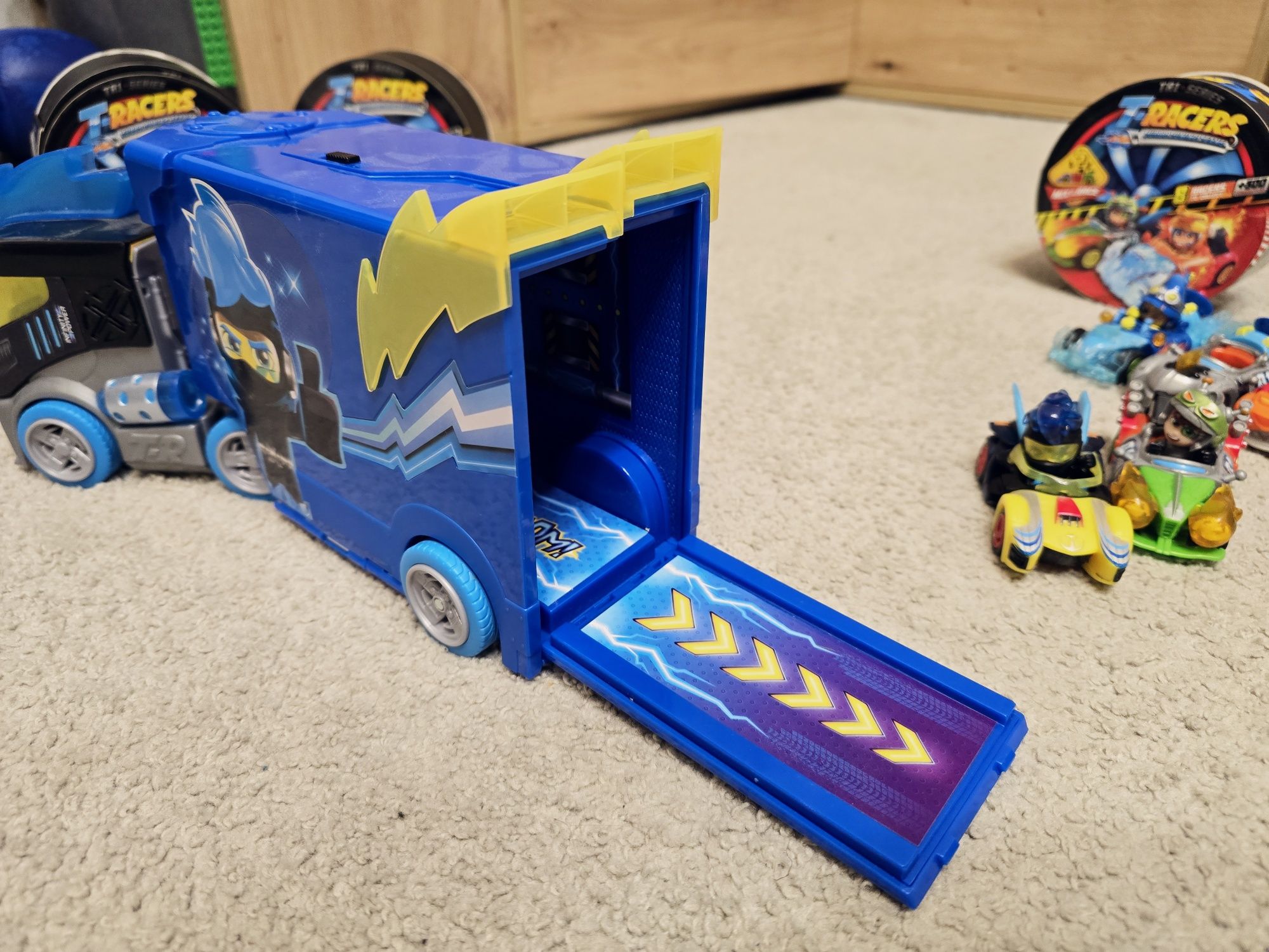 T-RACERS 4 XRacer Turbo Truck Ciężarówka + 9 Figurek i aut jak nowy