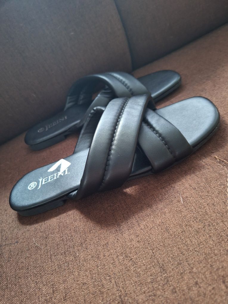Buty damskie klapki nowe bez metki
Rozmiar 39 Jeeini