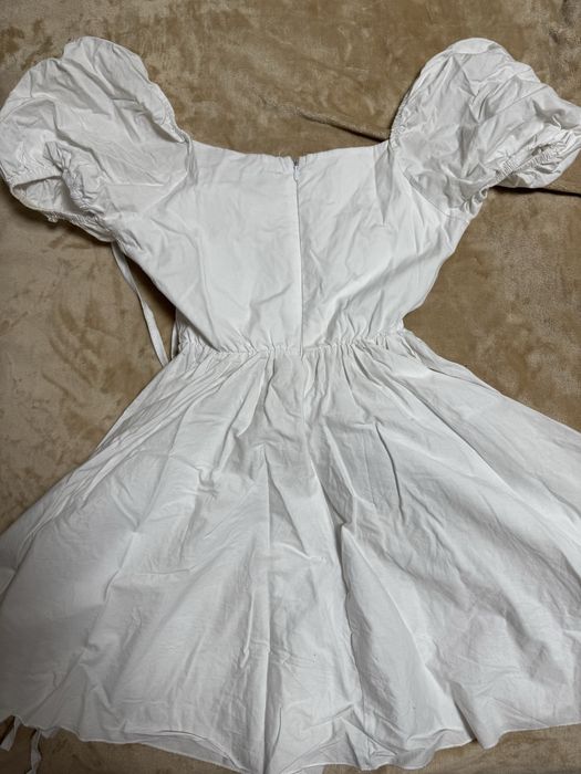 Біла літня сукня з відкритими плечима