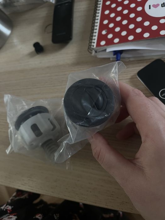 Przycisk spłuczki toaletowej czarny podwójny oddam za czekoladę/kawę