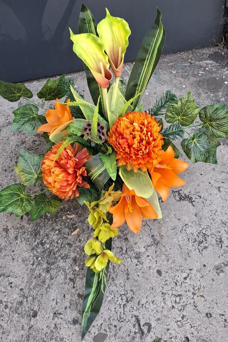 Duży, ładny stroik na grób na Wszystkich Świętych, chryzantema i kalia