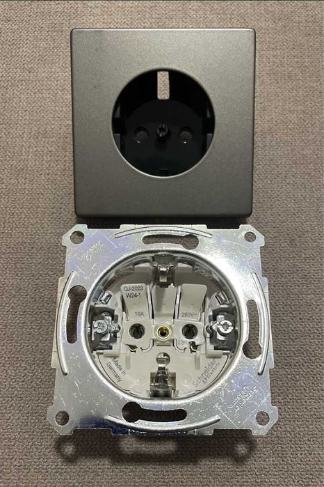 Розетка Schneider Merten D-Life