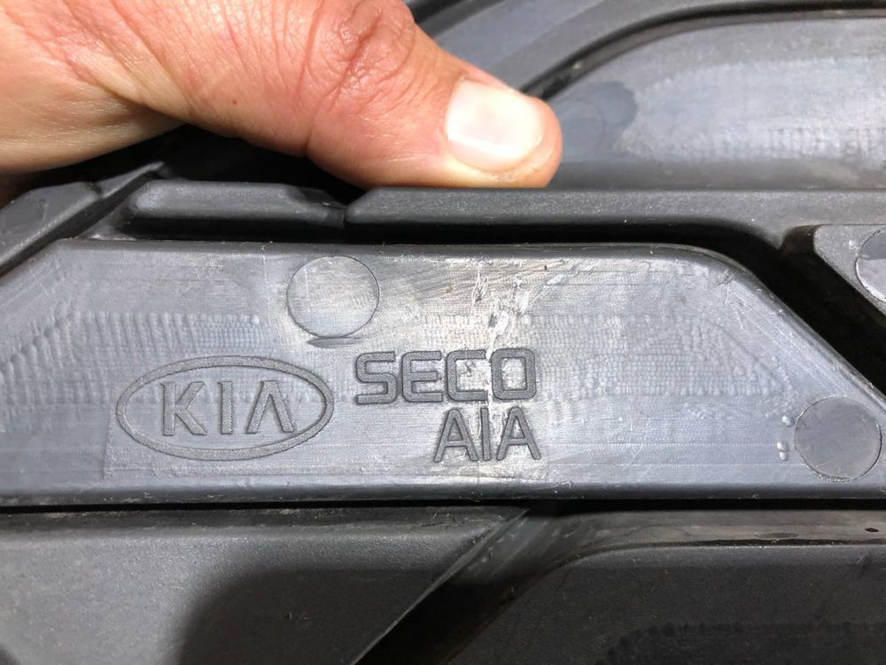 Бампер передний Решетка средняя Kia Rio 4 ( 2020 - 2024 г.) решітка