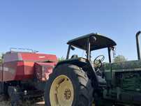 Trator John Deere + enfardadeira Case In