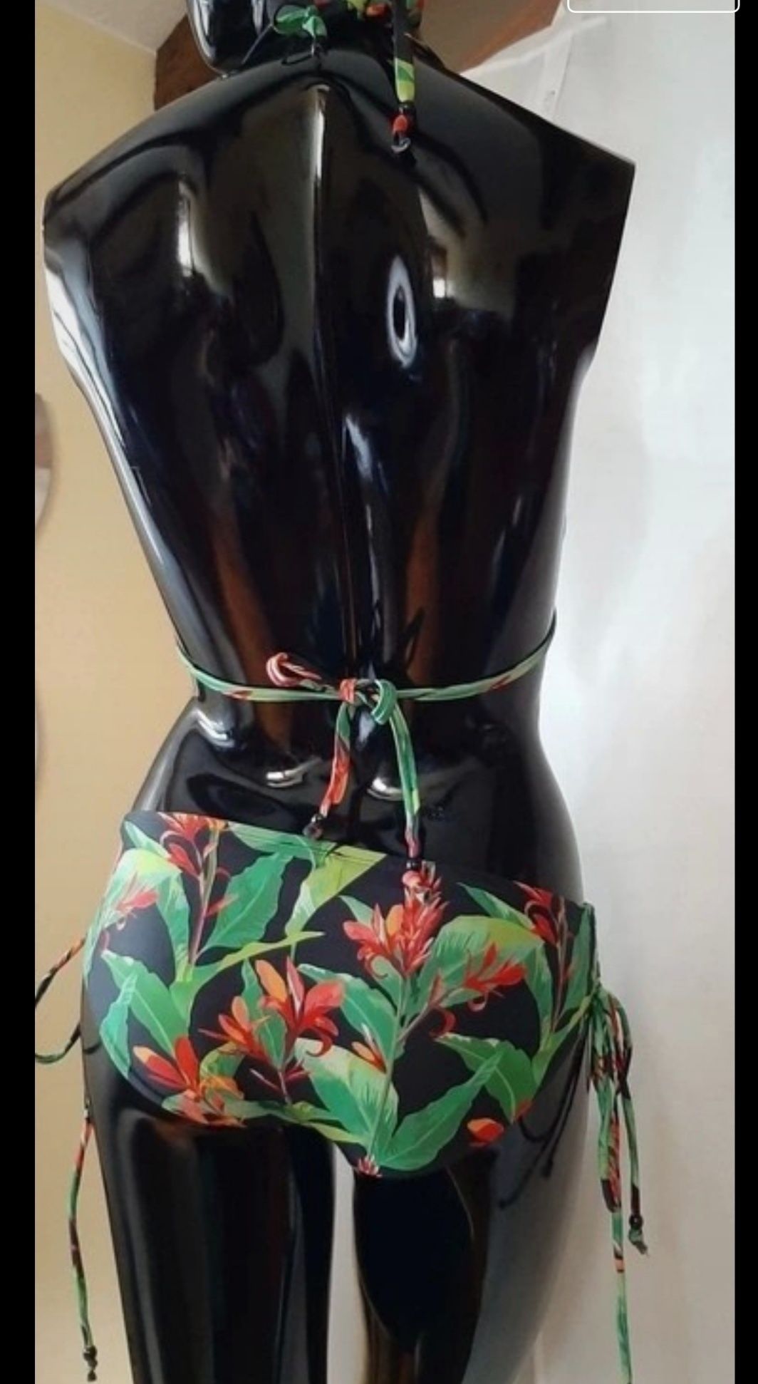 Bikini dwuczęściowe czarne w egzotyczne kwiaty miękkie miseczki