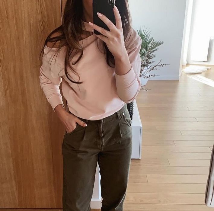 Bluza z chokerem pudrowy róż odkryte ramię