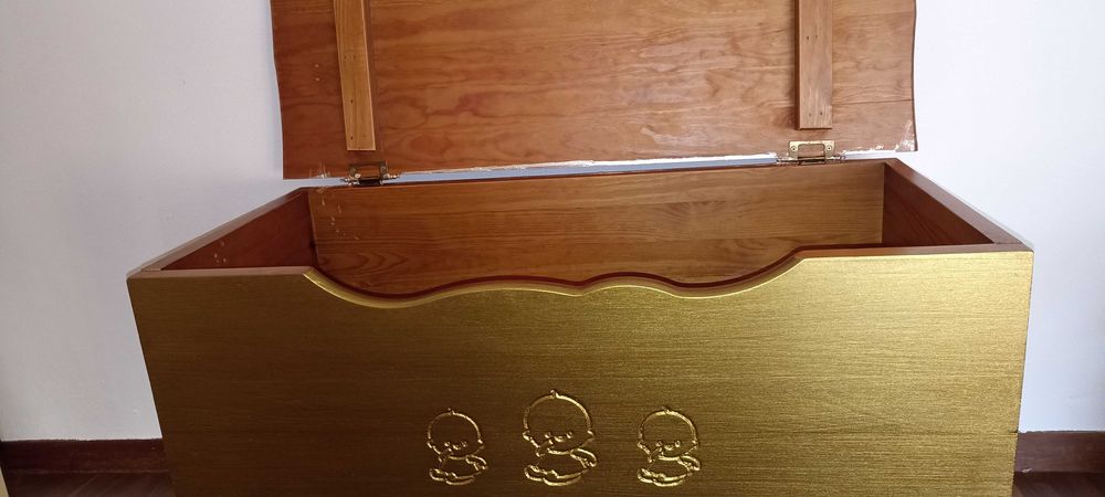 Baú de criança em madeira maciça