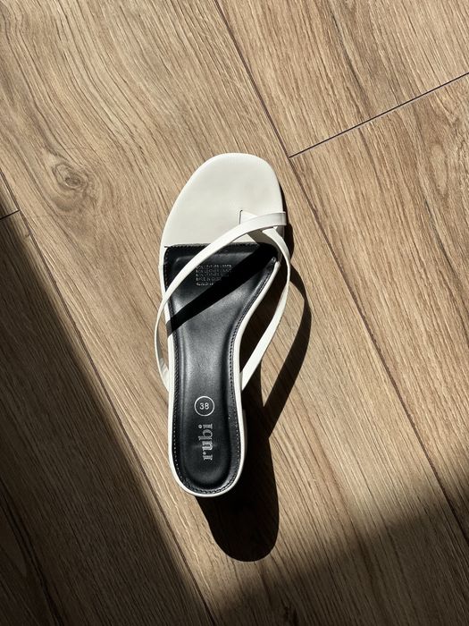 Białe sandałki na obcasie TUTU r. 38 / 24,5 cm