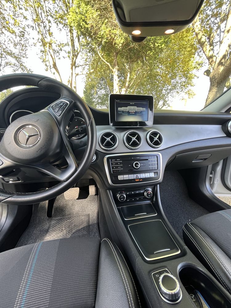 Mercedes-Benz CLA 180 D Urban Caixa auto