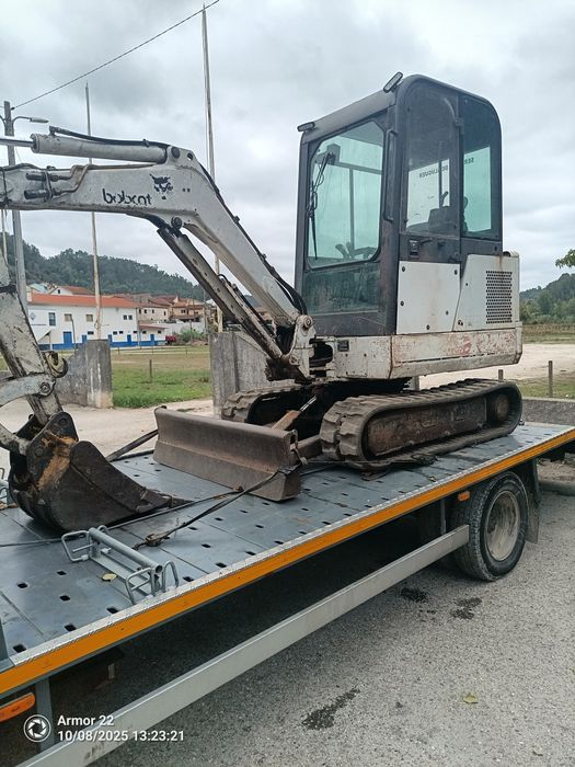 Trabalhos de mini giratória e basculante carrinha