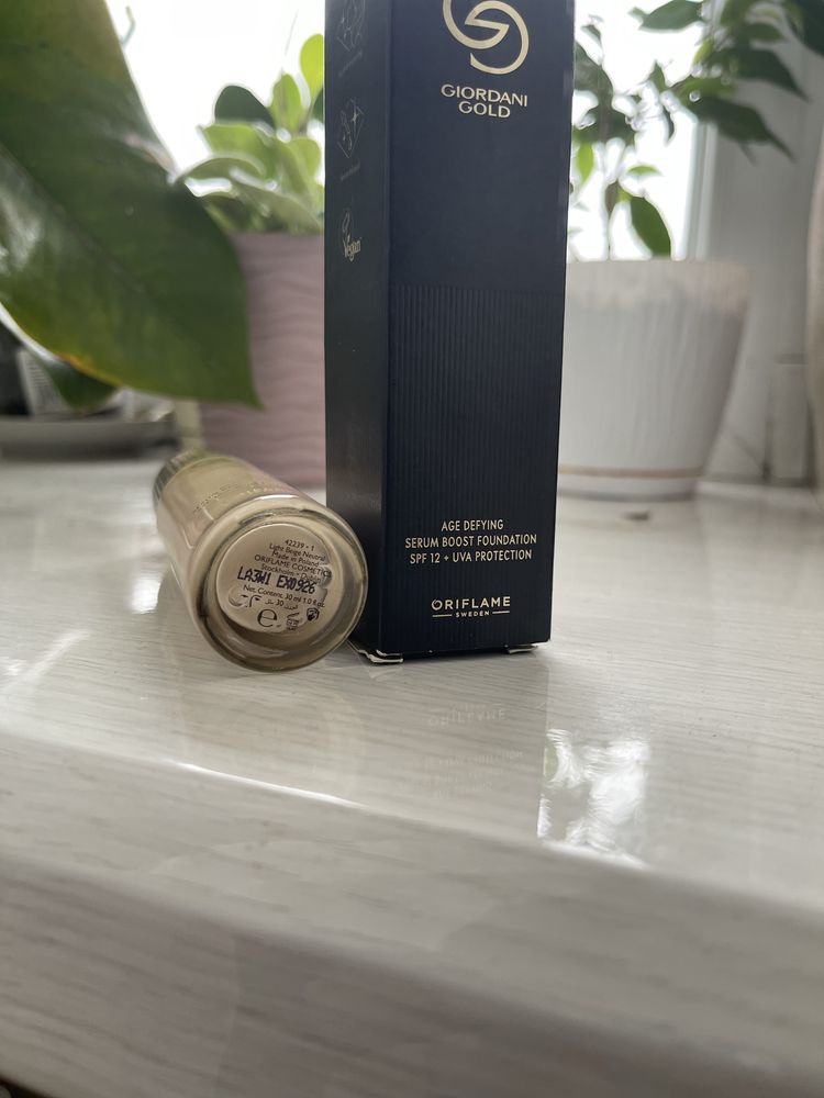 oriflame giordani gold age defying serum boost  тональний крем
