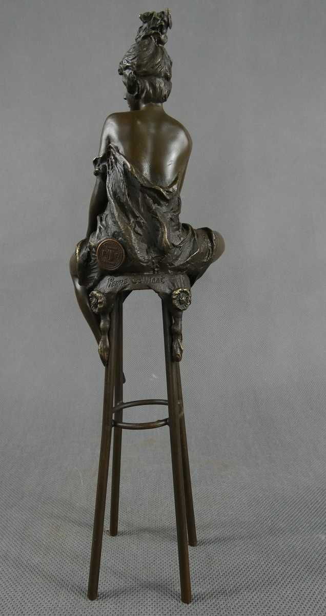 AKT Kobieta siedząca krześle BRĄZ figura RZEŹBA sygnowana pieczęć 29cm