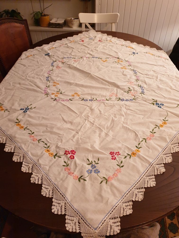 Toalha de mesa bordada a mão antiga NOVA