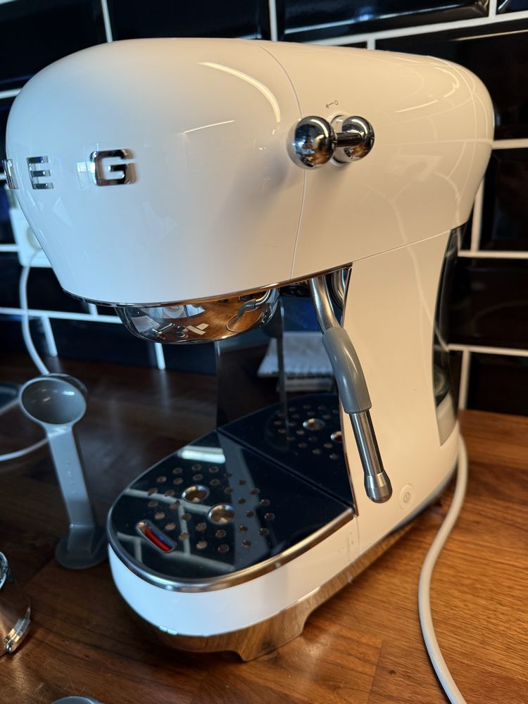 Ekspres do kawy smeg bialy