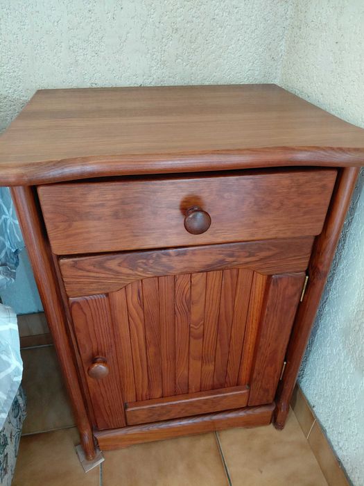 Armário de madeira em ótimo estado de conservação